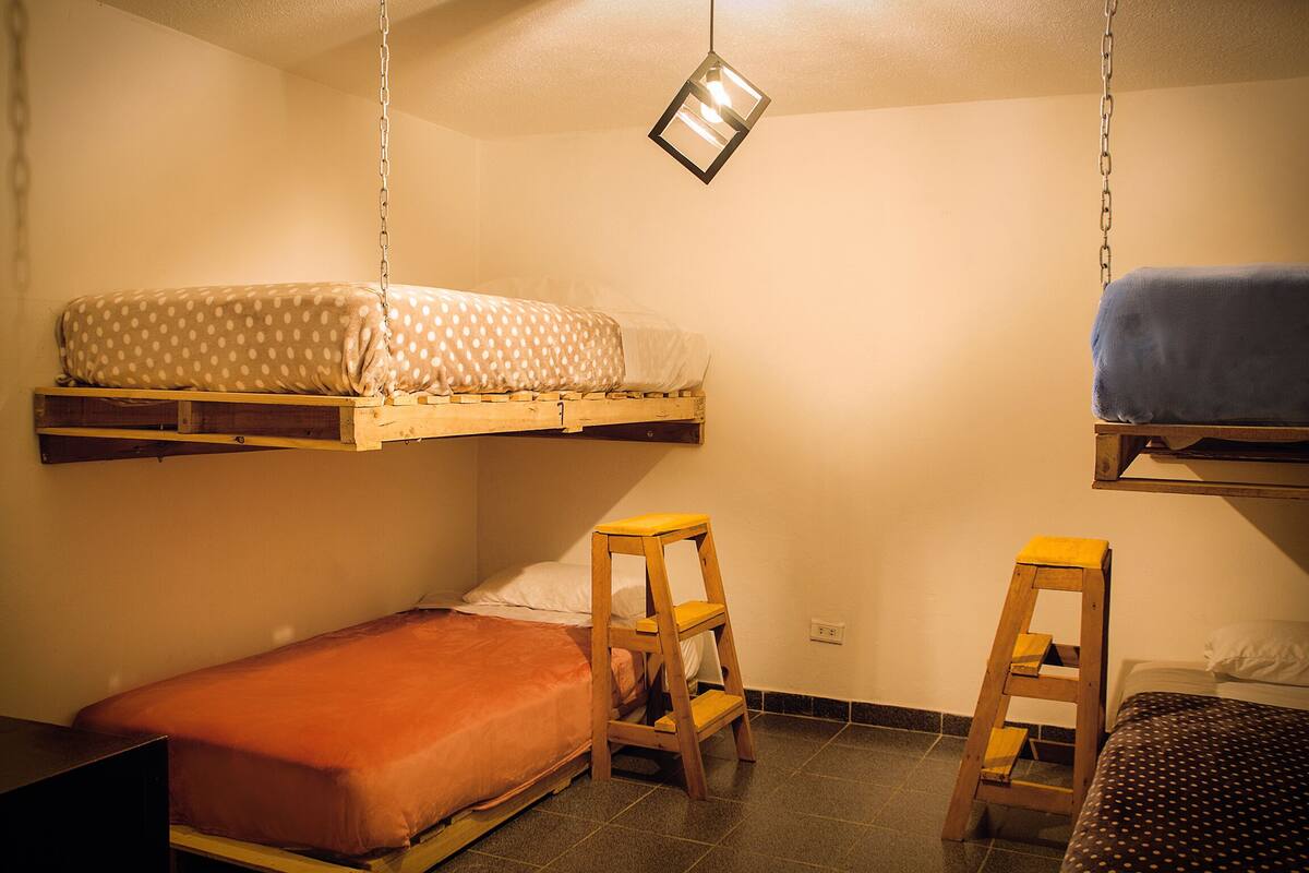 Perusyhteismajoitus, vain naisille | Ylelliset vuodevaatteet, untuvapeitot, pillowtop-patjalliset sängyt