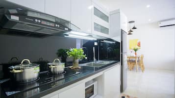 Apartemen, 2 kamar tidur | Dapur kecil pribadi | Lemari es, kompor, ketel listrik, dan penanak nasi