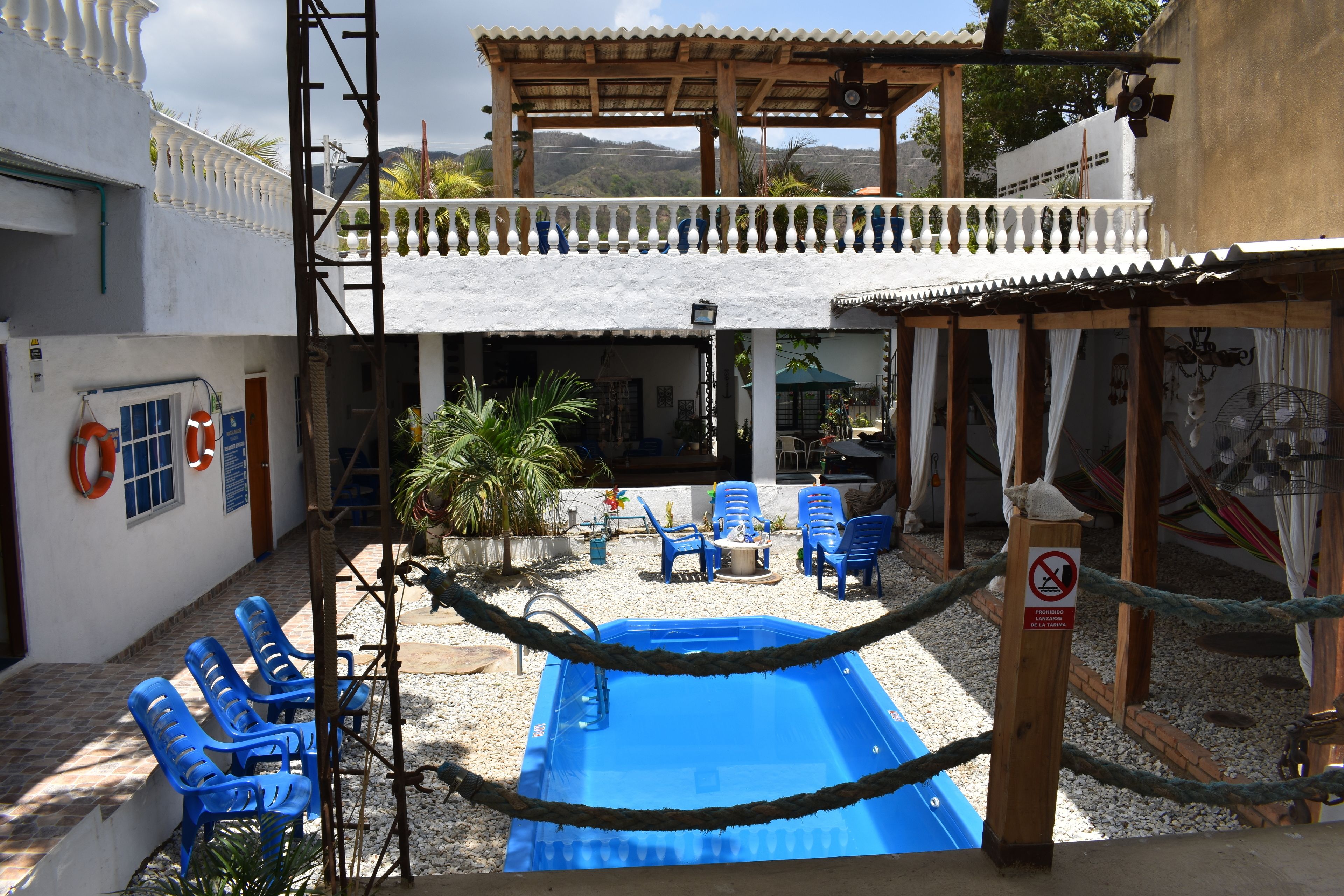 Una piscina al aire libre (de 07:00 a 22:00), tumbonas