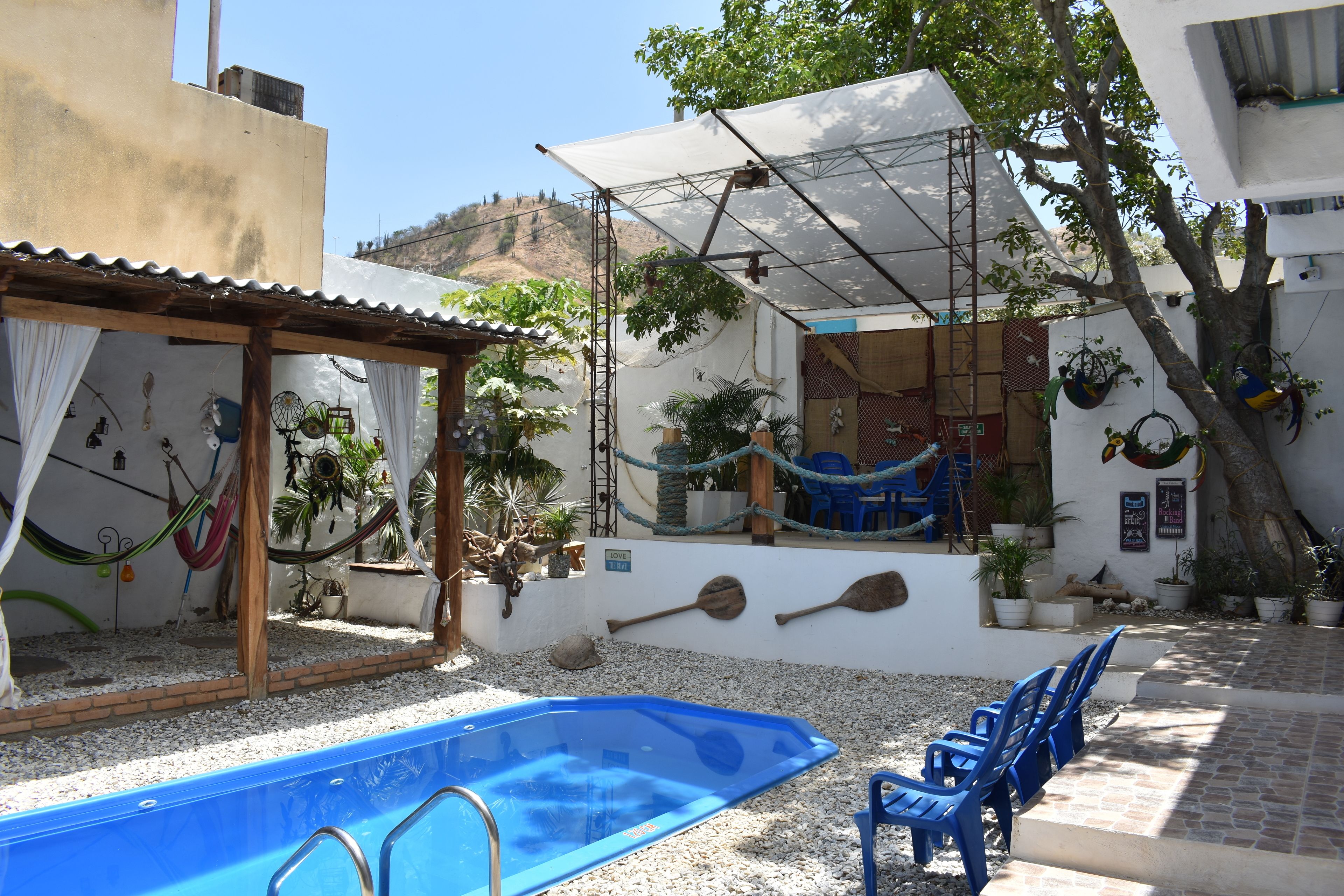 室外游泳池，07:00 至 22:00 开放，日光浴躺椅