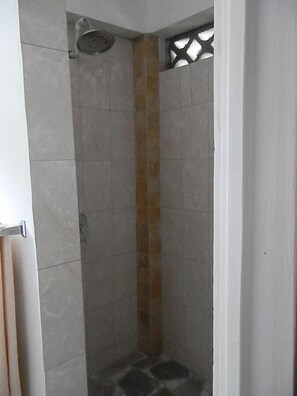 Shower, free toiletries, bathrobes, towels - Cocoa  Pod Studio (Soufrière)