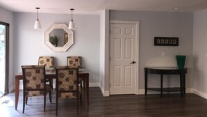 Ferienhaus, 3 Schlafzimmer, Nichtraucher | Essbereich im Zimmer