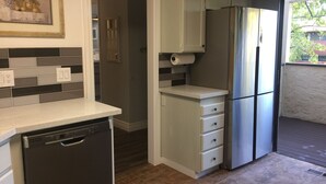 Wasserkocher mit Kaffee-/Teezubehör, großer Kühlschrank, Mikrowelle