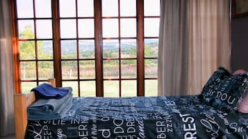 3 habitaciones, tabla de planchar con plancha y ropa de cama