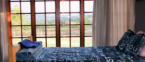 3 habitaciones, tabla de planchar con plancha y ropa de cama