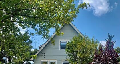 Adorable Vintage Beach House for Family & Friends Ideal Location