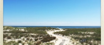 Adorable Vintage Beach House for Family & Friends Ideal Location
