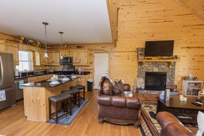 Fridge, microwave, oven, stovetop - OUR LAST NICKEL CABIN on Southfork of NEW River with Amazing firepit an Roomy (Todd)