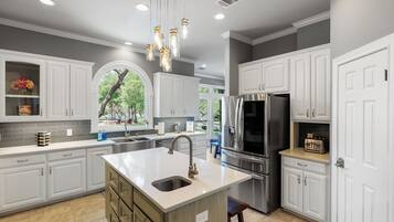 KylskÄp, mikrovÄgsugn, ugn och spishÀll