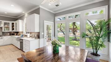 KylskÄp, mikrovÄgsugn, ugn och spishÀll