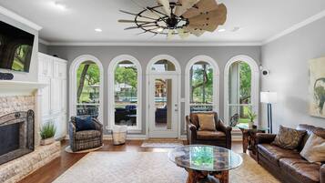 Smart-tv, eldstad och böcker