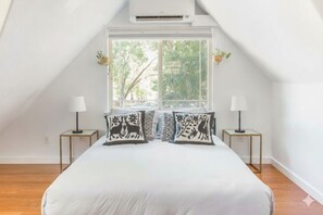 1 dormitorio, escritorio, tabla de planchar con plancha y cuna de viaje