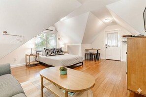 1 dormitorio, escritorio, tabla de planchar con plancha y cuna de viaje