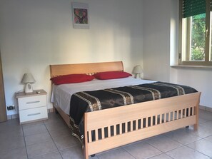 3 slaapkamers, een strijkplank/strijkijzer, internet, beddengoed