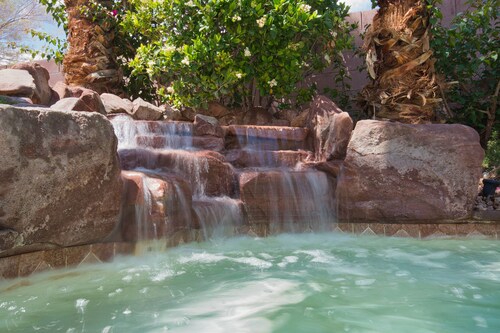 home/suite 3 bedrooms, office, pool in perfect location