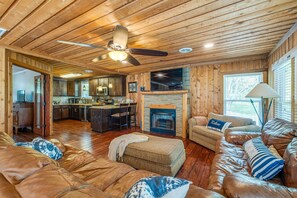 Älytelevisio, takka, DVD-soitin, kirjoja