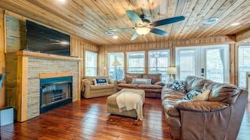 TV, fireplace, DVD player, books