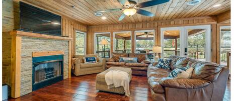 Téléviseur connecté, foyer, lecteur de DVD, livres