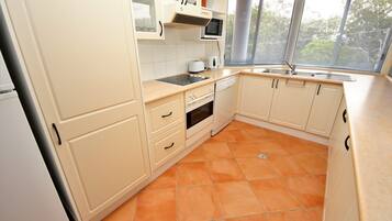 Refrigerador, microondas, horno, placa de cocina