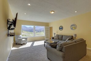 Smart TV, fireplace, video games, Netflix - Close to DT Asheville & DT Weaverville,  Hot Tub, Huge Deck, Hammocks, Rocking Chairs, Pool Table (Weaverville)