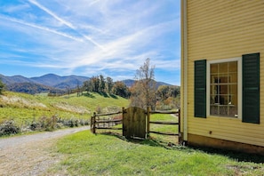 Property grounds - Close to DT Asheville & DT Weaverville,  Hot Tub, Huge Deck, Hammocks, Rocking Chairs, Pool Table (Weaverville)