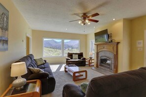 Smart TV, fireplace, video games, Netflix - Close to DT Asheville & DT Weaverville,  Hot Tub, Huge Deck, Hammocks, Rocking Chairs, Pool Table (Weaverville)
