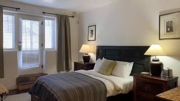 1 多间卧室、客房内保险箱、办公桌、熨斗/熨衣板