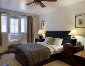 1 bedroom, in-room safe, desk, iron/ironing board - Luxurious and sanitized Studio, original adobe walls, wood floor, real sanctuary (Santa Fe)