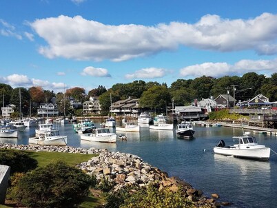 Relax and get away! Beautiful beach house, close to OGT Village and Beach