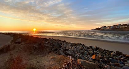 Relax and get away! Beautiful beach house, close to OGT Village and Beach