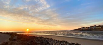 Relax and get away! Beautiful beach house, close to OGT Village and Beach