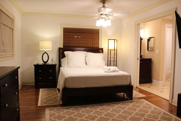 3 makuuhuonetta, silitysrauta/-lauta, ilmainen Wi-Fi, vuodevaatteet