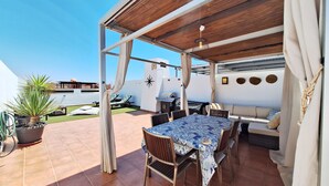 A covered patio with a table and chairs, a grill, and a view of the sea. - Al 318 - Penthouse with terrace  near the beach (Vera playa)