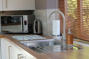 Geladeira, micro-ondas, fogão, cooktop