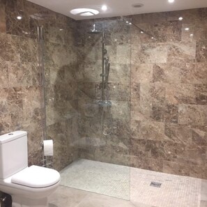 Badewanne, Haartrockner, Handtücher, Seife