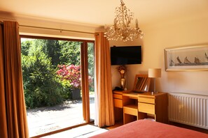 3 quartos, ferros/tábuas de passar roupa, berço de viagem