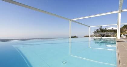 Villa panorámica con piscina infinita, jardín, cancha de tenis, wi-fi gratuito