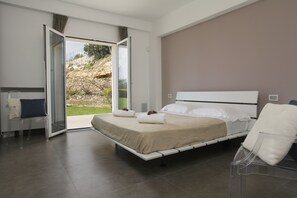 5 chambres, fer et planche à repasser, lit de bébé portatif