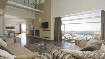 Smart TV, chimenea, reproductor de DVD y futbolito