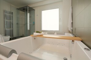 Shower, jetted tub, hair dryer, bidet - Villa Afrodite for groups:infinity pool,tennis court,bbq,wi-fi and amazing views (Ragusa)
