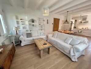 Smart TV, fireplace