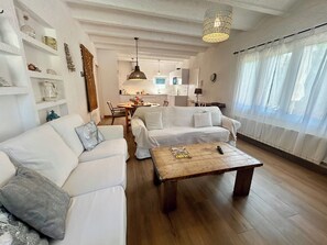 Smart TV, fireplace