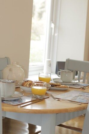 Dining - Apartment set in stunning grounds with coastal views & access to coastal paths (Thurlestone)