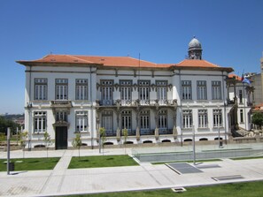 Un bâtiment historique à la façade symétrique, doté de nombreuses fenêtres et surmonté d’un dôme central.