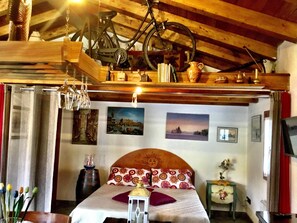 1 quarto, ferros/tábuas de passar roupa, berço de viagem