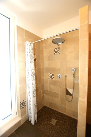 Shower, hair dryer, bidet, towels - Charming trullo in Cisternino in Valle d’Itria, AC, free WIFI & parking (Cisternino)