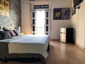 Kahden hengen panoraamahuone yhdelle | Untuvapeitot, minibaari, tallelokero huoneessa