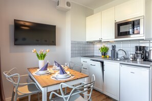 Kühlschrank, Mikrowelle, Herdplatte, Geschirrspüler