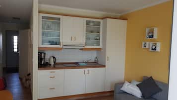 Kühlschrank, Mikrowelle, Herdplatte, Wasserkocher mit Kaffee-/Teezubehör