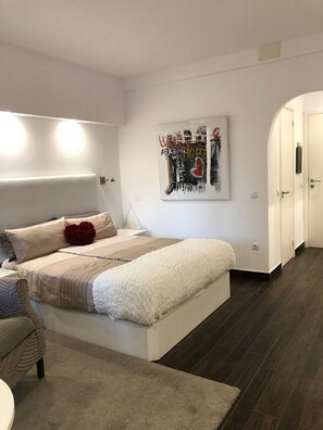 Iron/ironing board, free WiFi, bed sheets